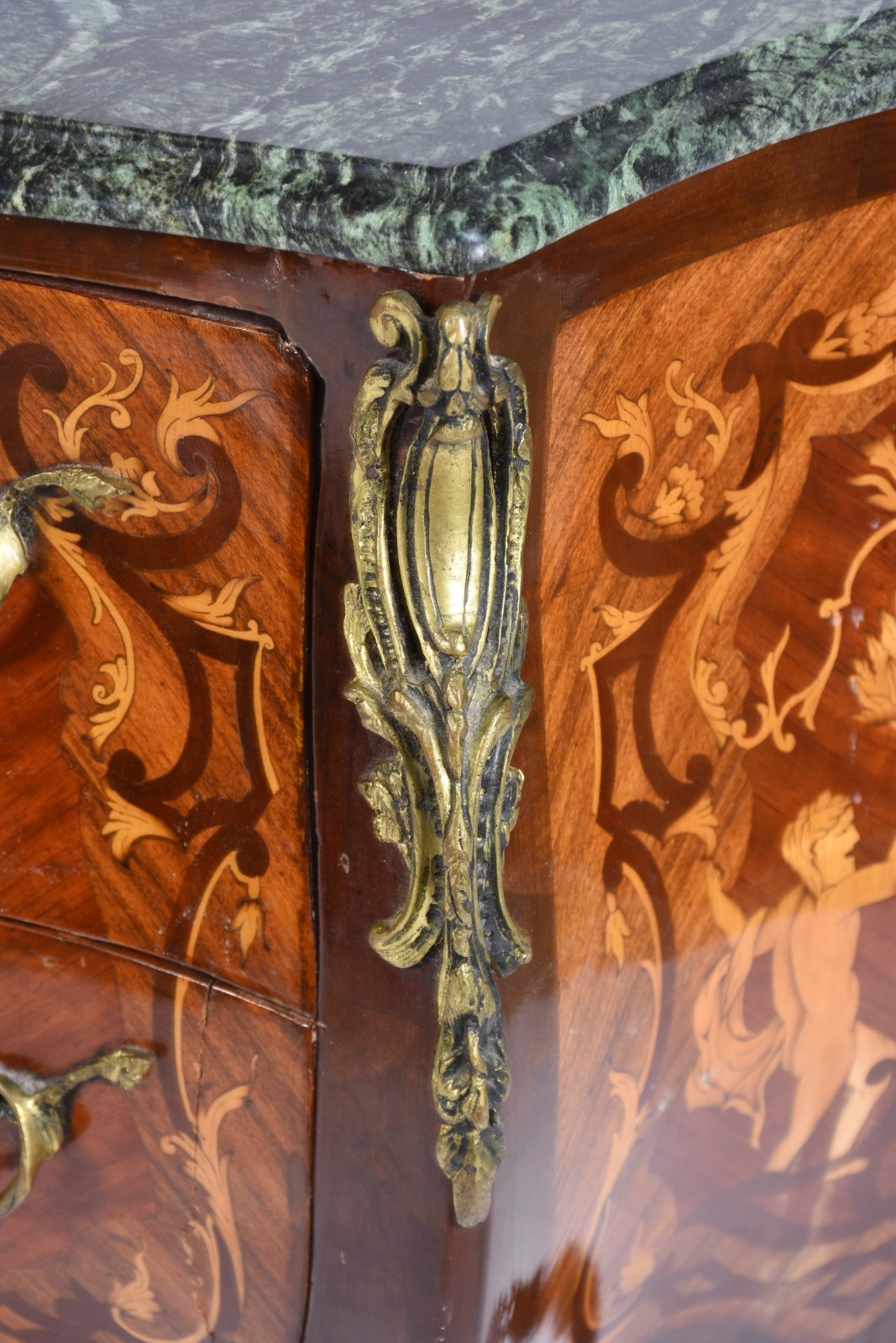 Cômoda de madeira nobre com trabalhados em marqueterie, duas gavetas... - foto 4 de 11