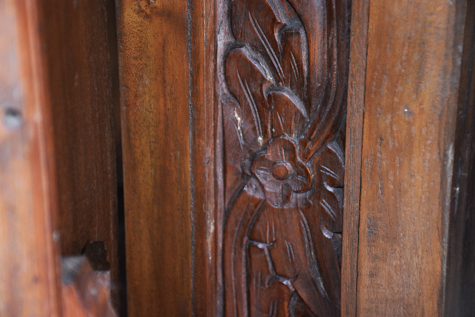 Móvel de madeira nobre, duas portas com detalhes entalhados, pernas... - foto 9 de 9