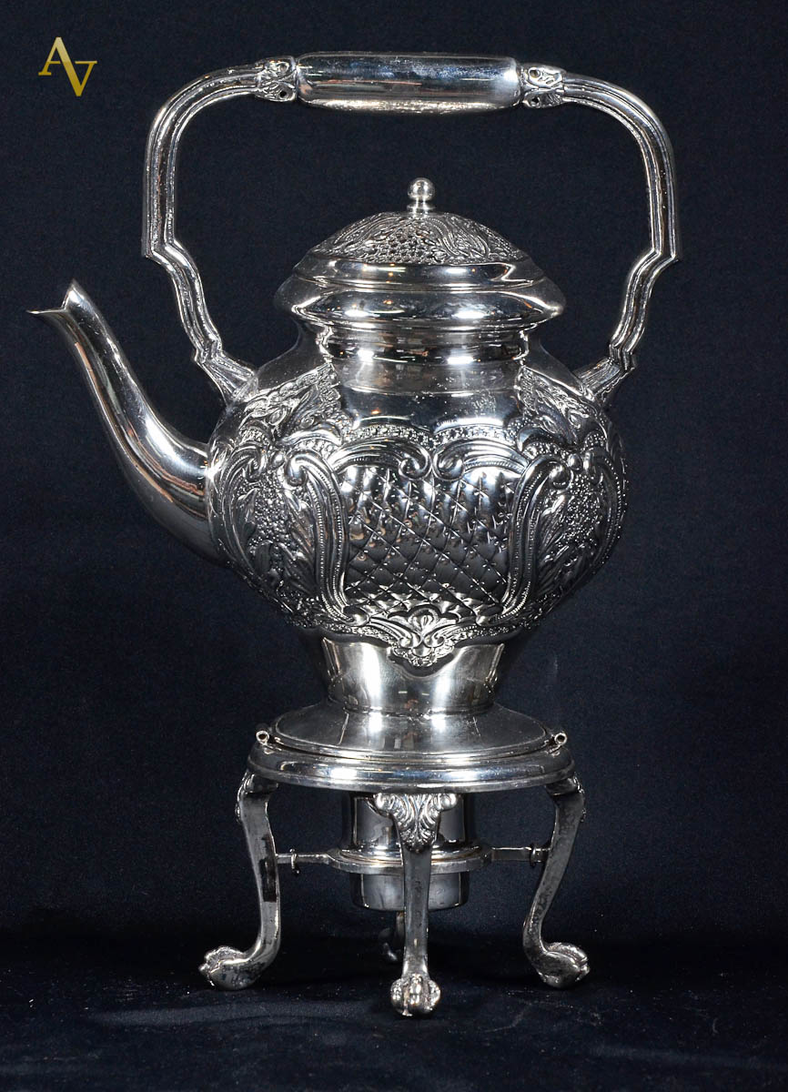 Samovar de metal espessurado a prata, estilo ingles, pés de garra...