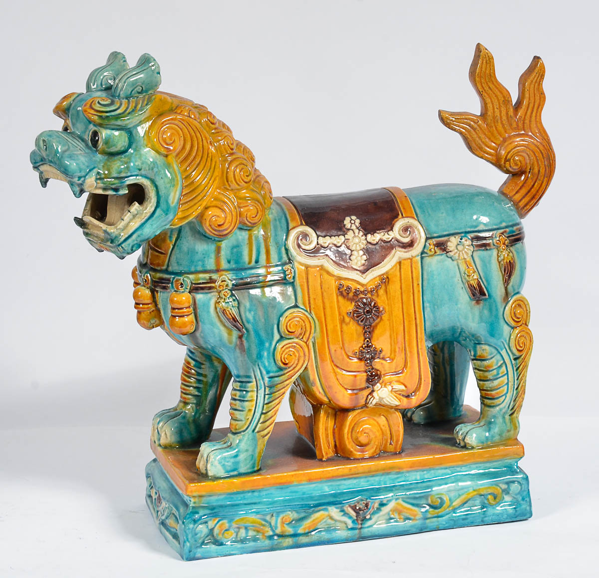 Cão de fó em porcelana oriental policromada. Alt. 35 cm.