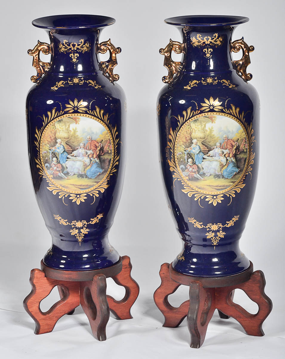 Par de vasos de porcelana azul cobalto decorado com cenas familiares...