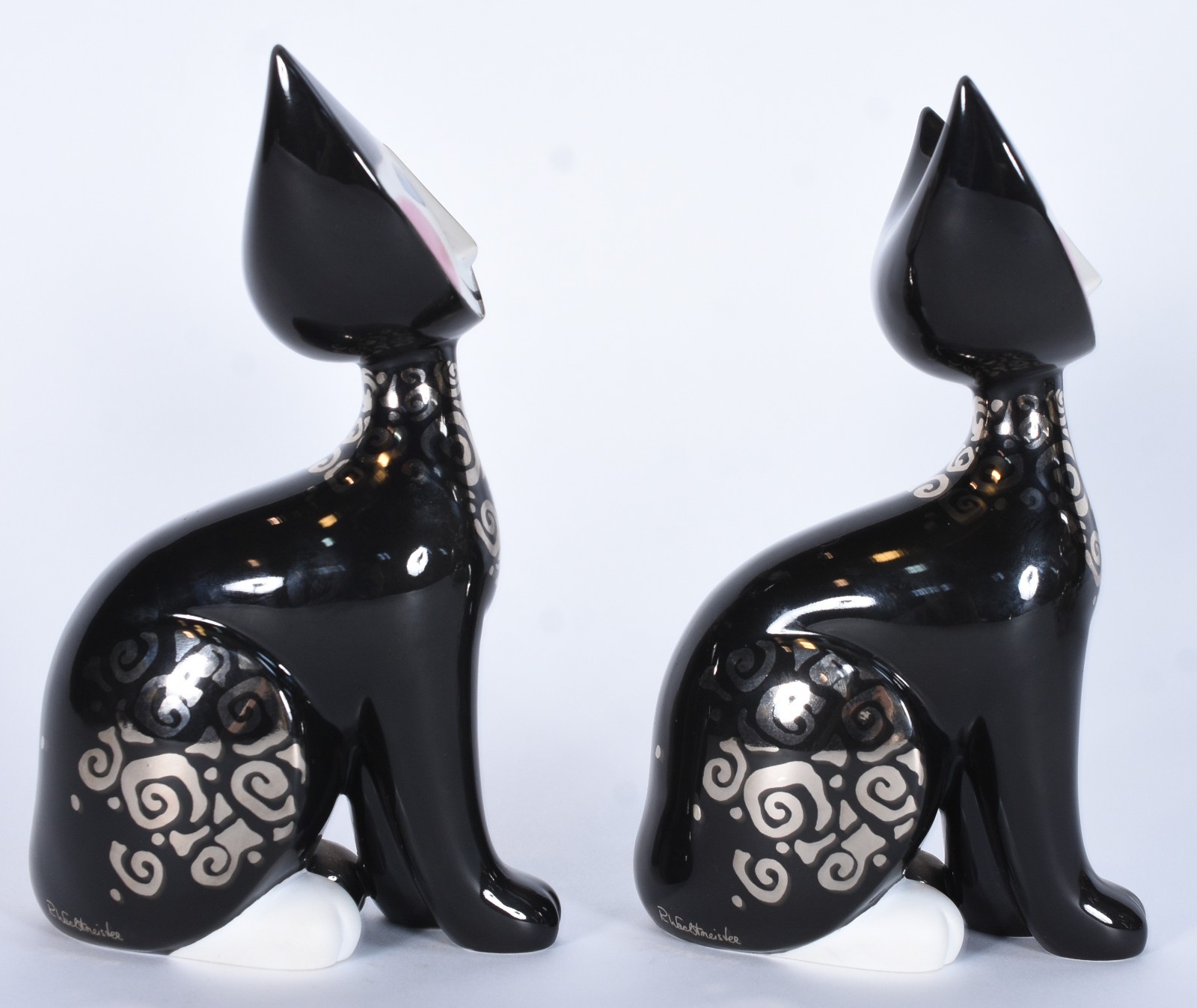 Par de estatuetas de porcelana alemã representanto Gatos, assinado R... - foto 3 de 8