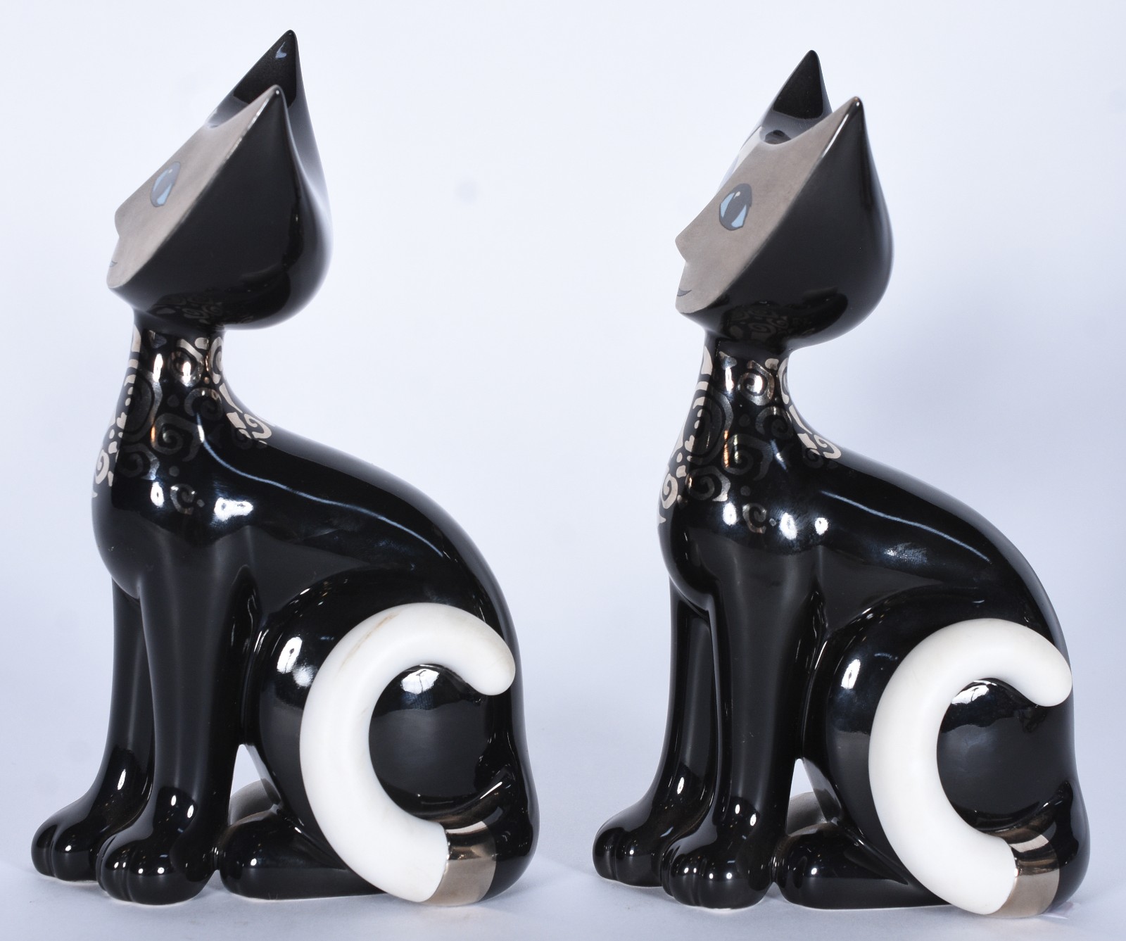 Par de estatuetas de porcelana alemã representanto Gatos, assinado R... - foto 4 de 8