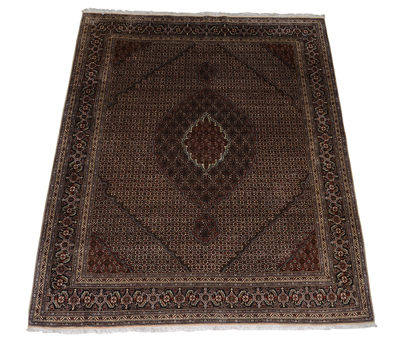 Tapete Tabriz. Medidas 2,42 x 1,88 m.