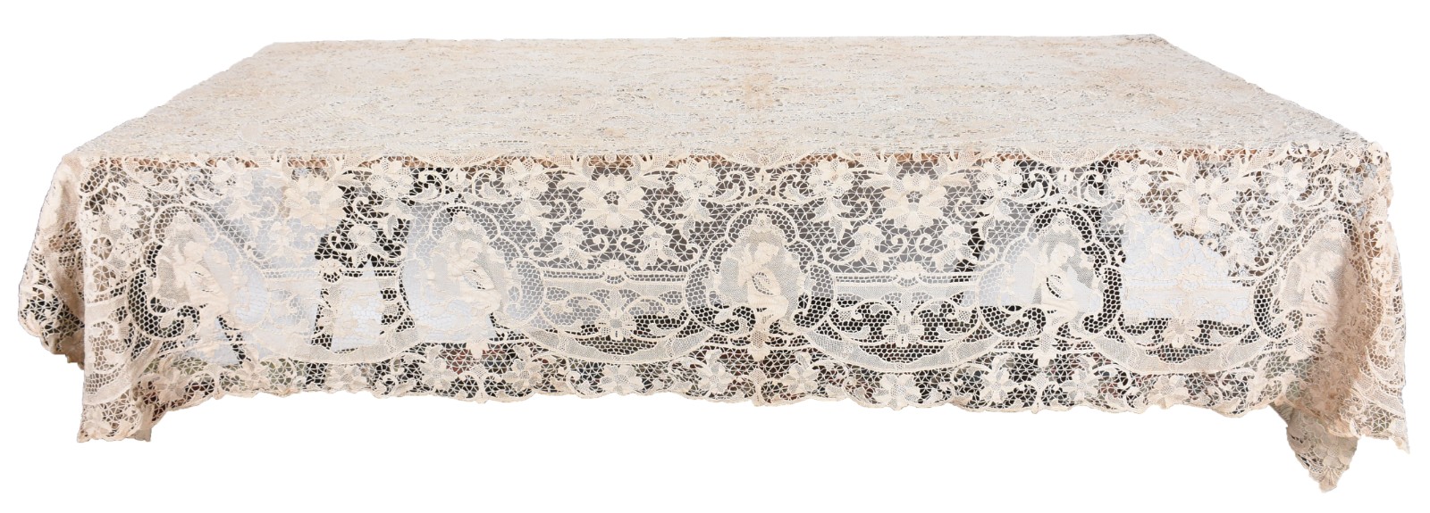 Toalha de mesa de renda veneziana na cor bege. (manchas de guardado) - foto 2 de 8