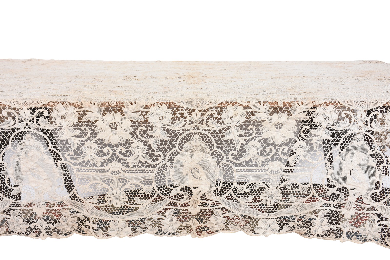 Toalha de mesa de renda veneziana na cor bege. (manchas de guardado) - foto 3 de 8