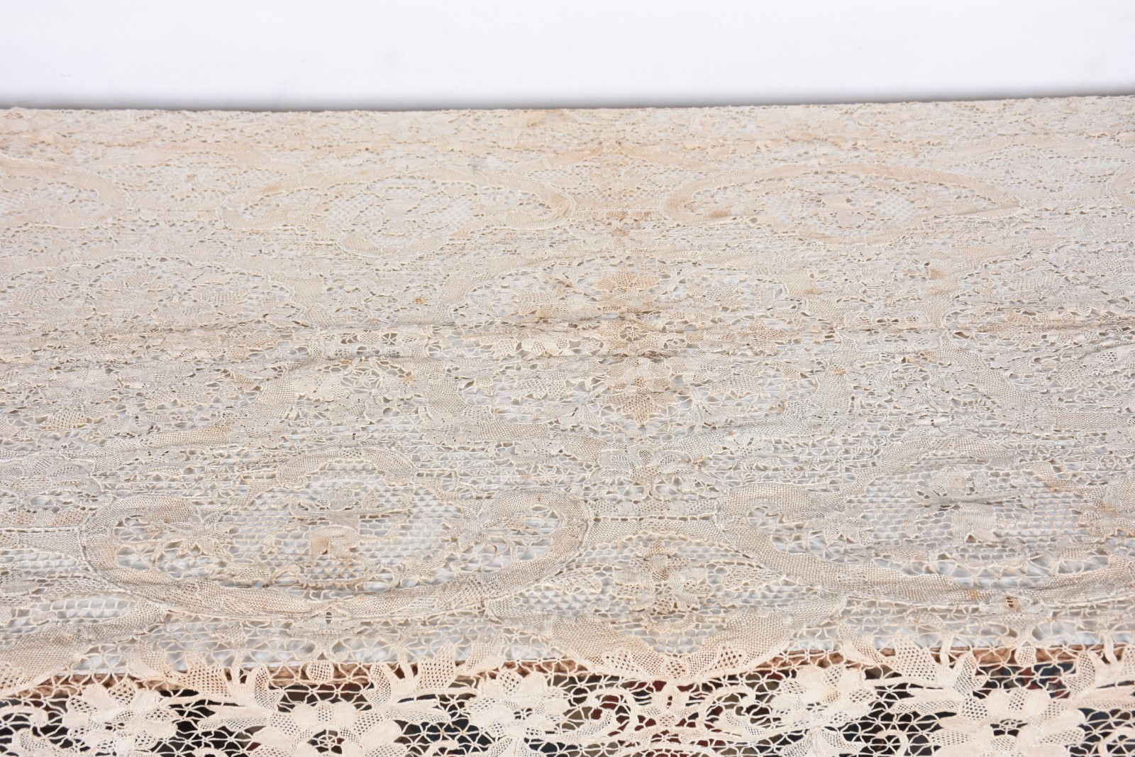 Toalha de mesa de renda veneziana na cor bege. (manchas de guardado) - foto 4 de 8