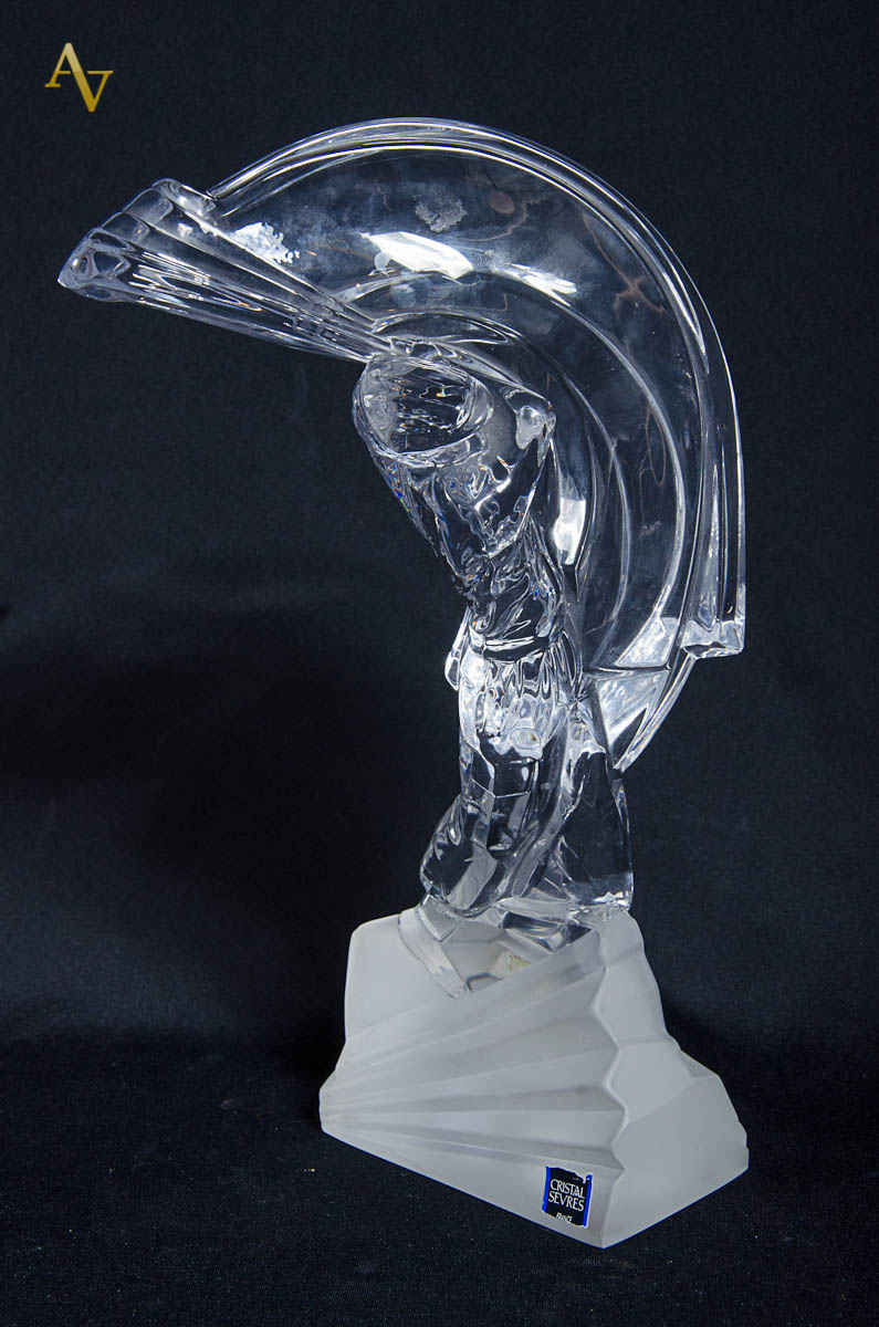 Estatueta de cristal de SEVRES repres. Golfista. Alt. total: 26 cm.