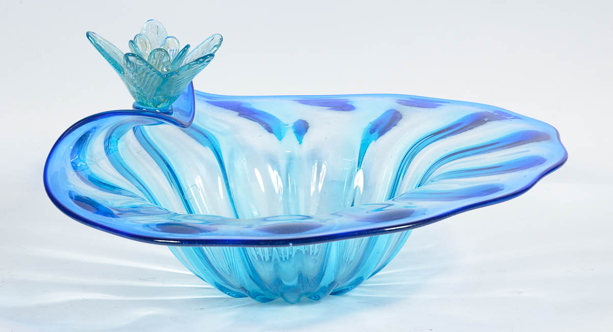 Centro de mesa de murano na cor azul com flor em relevo. Alt. 12 cm...