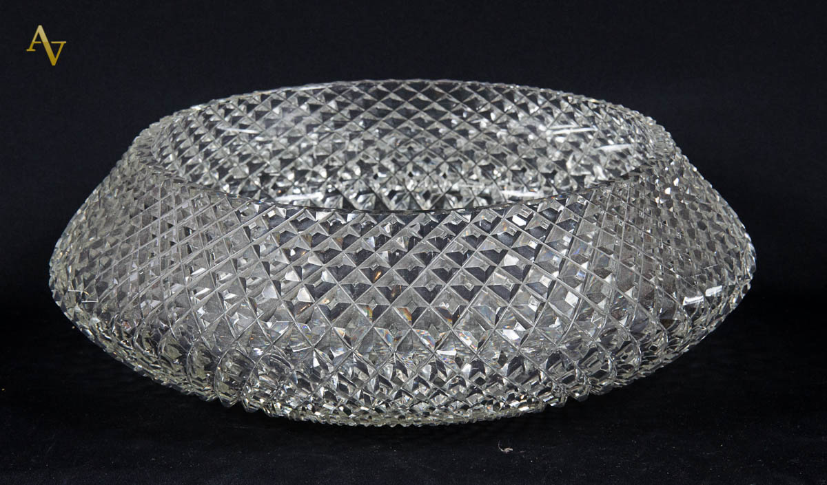 Centro de mesa de cristal lapidado. Alt. 13 cm - diam. 36 cm.