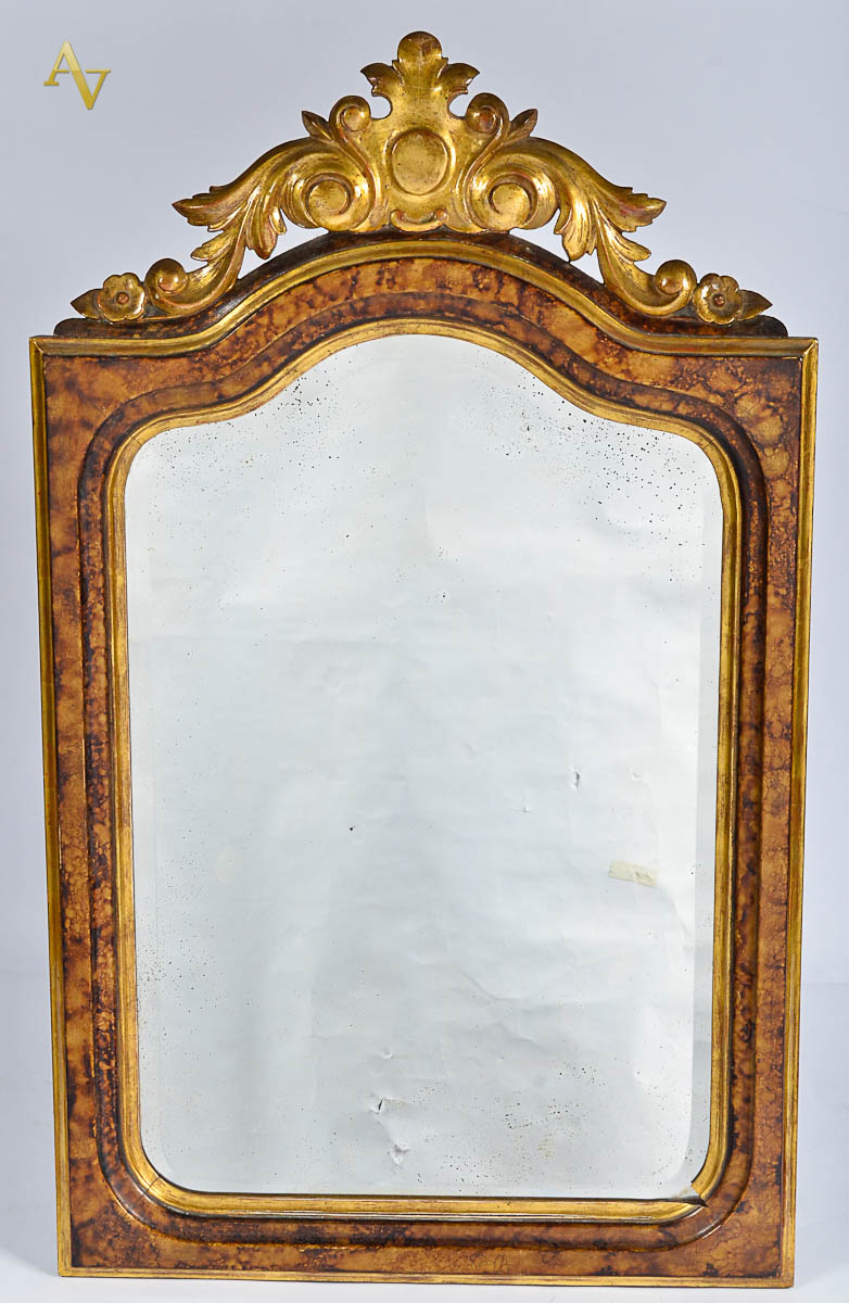 Espelho dourado. Alt. 85 cm; larg. 54 cm.