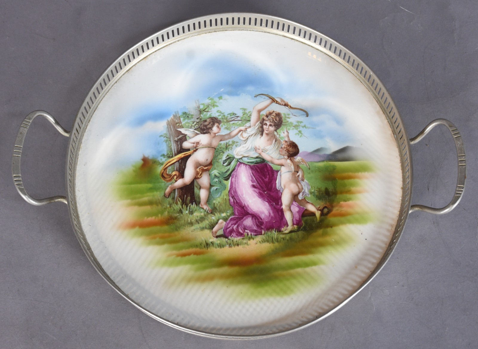 Bandeja de porcelana com figuras em policromia, grade de metal com... - foto 1 de 6