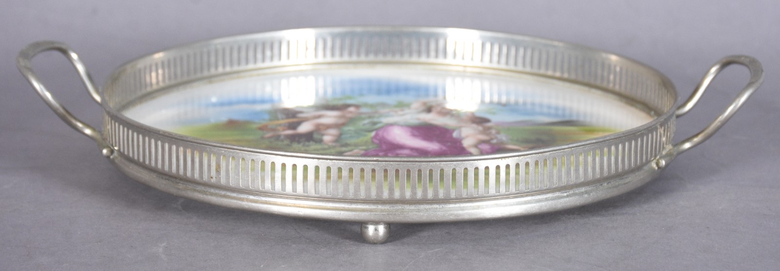 Bandeja de porcelana com figuras em policromia, grade de metal com... - foto 2 de 6
