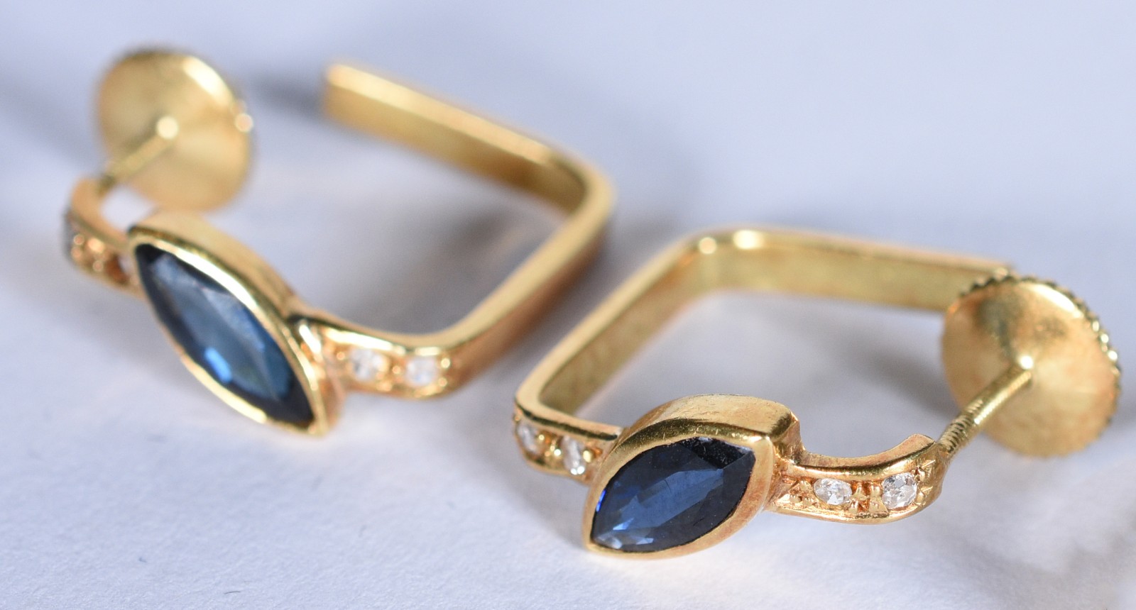 Par de brincos de ouro 18 k, pera azul e mini brilhantes (Por motivos... - foto 2 de 10