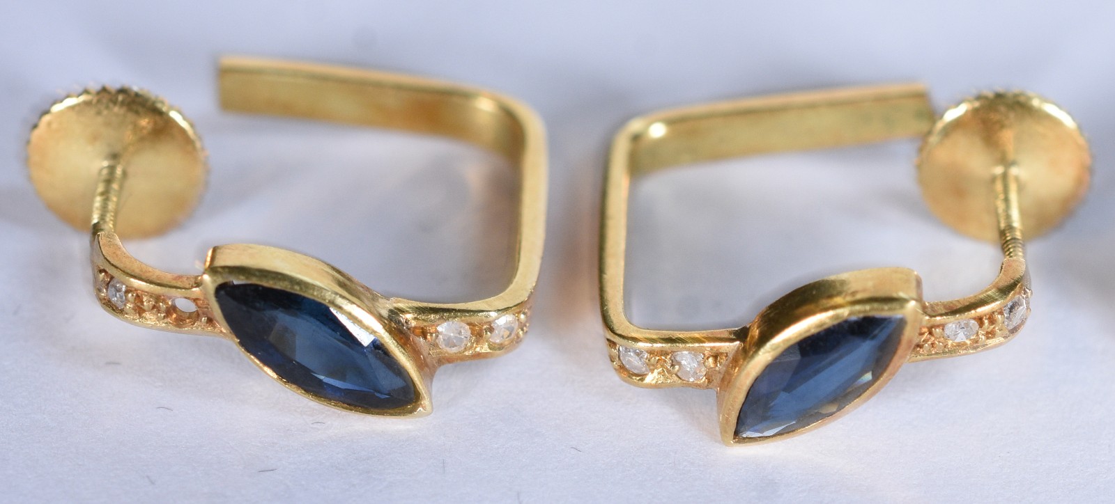 Par de brincos de ouro 18 k, pera azul e mini brilhantes (Por motivos... - foto 3 de 10
