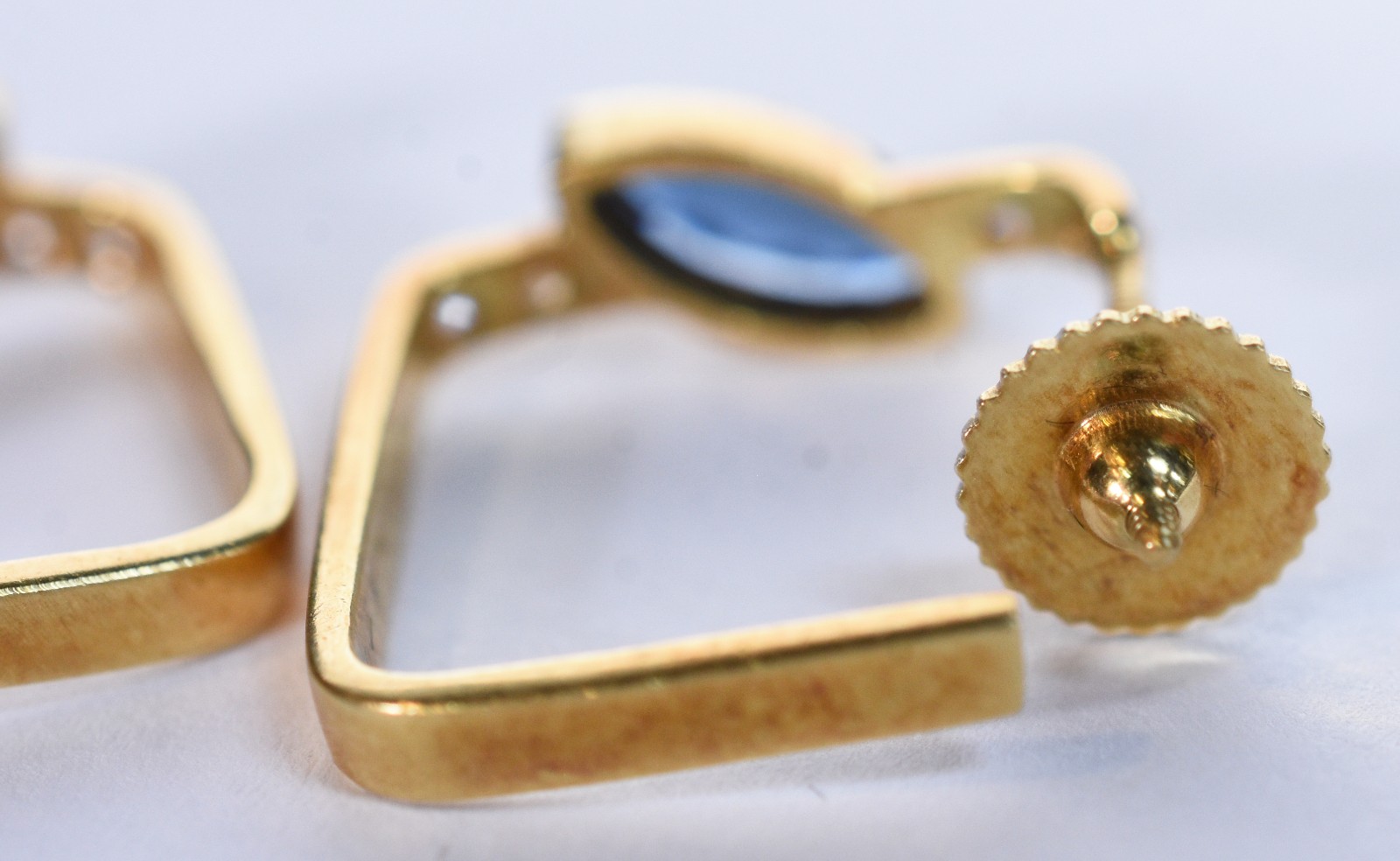Par de brincos de ouro 18 k, pera azul e mini brilhantes (Por motivos... - foto 6 de 10