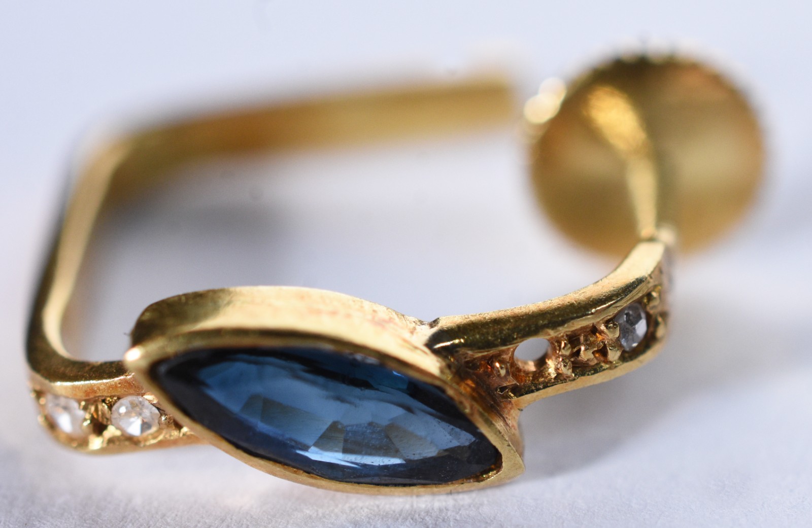Par de brincos de ouro 18 k, pera azul e mini brilhantes (Por motivos... - foto 7 de 10