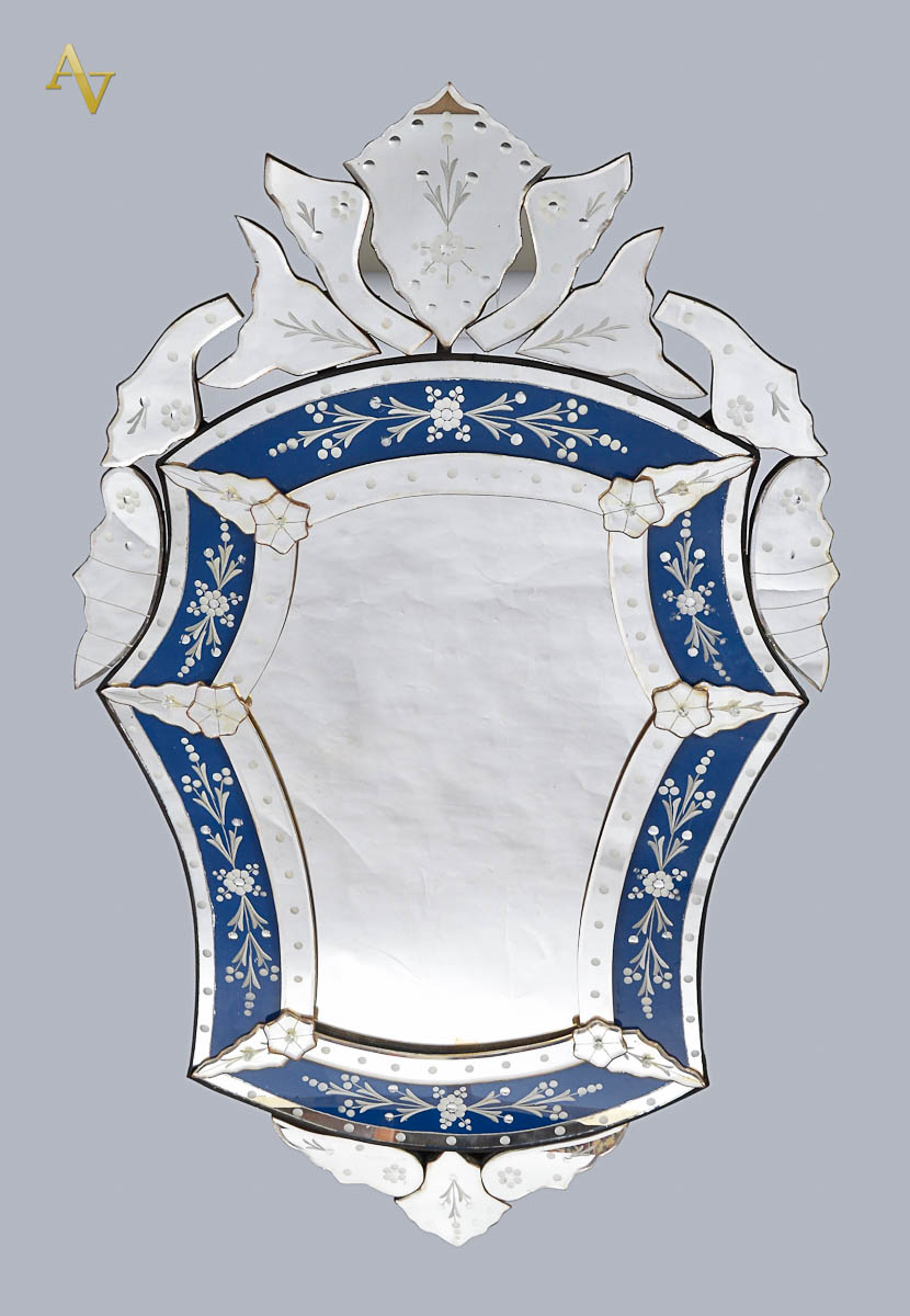 Espelho estilo veneziano com detalhe na cor azul. Alt. 1.26 m; larg...