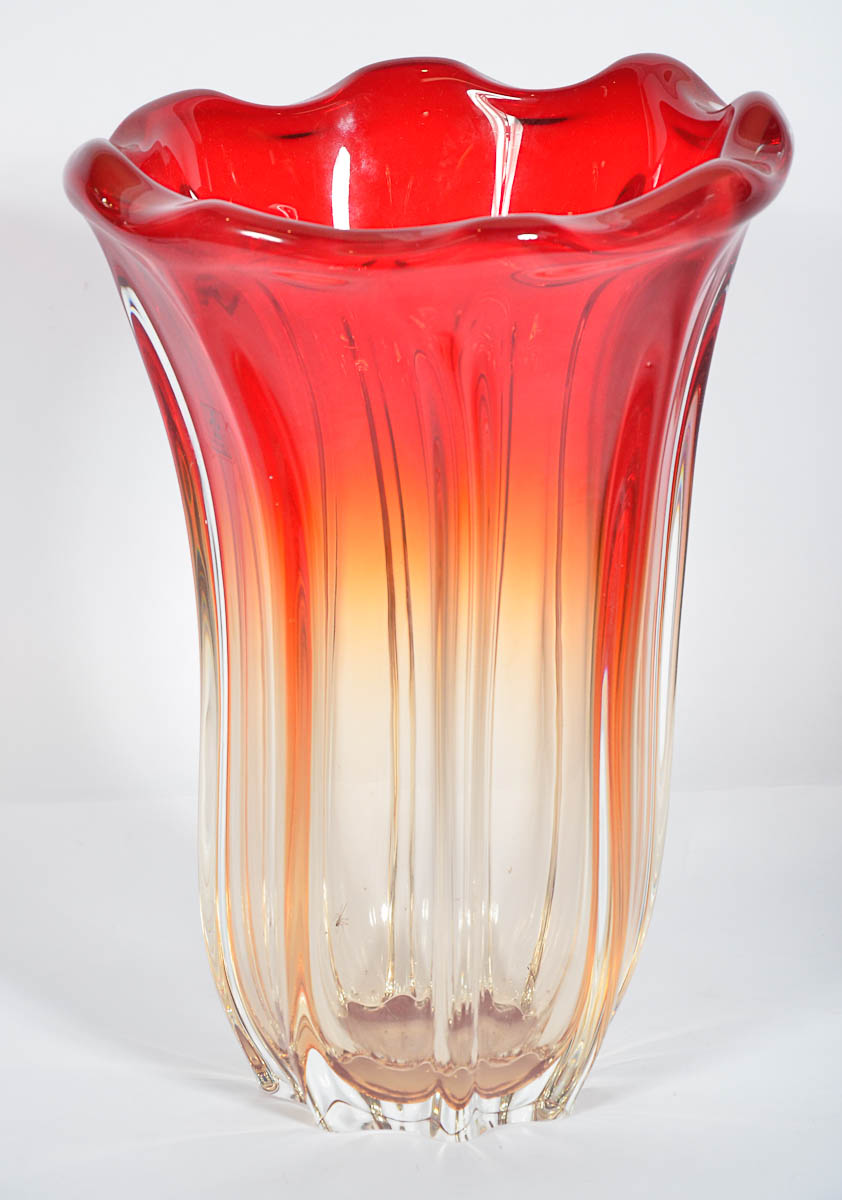 Vaso de murano vermelho degrade canelado.. Alt. 36 cm; diam. 24 cm.