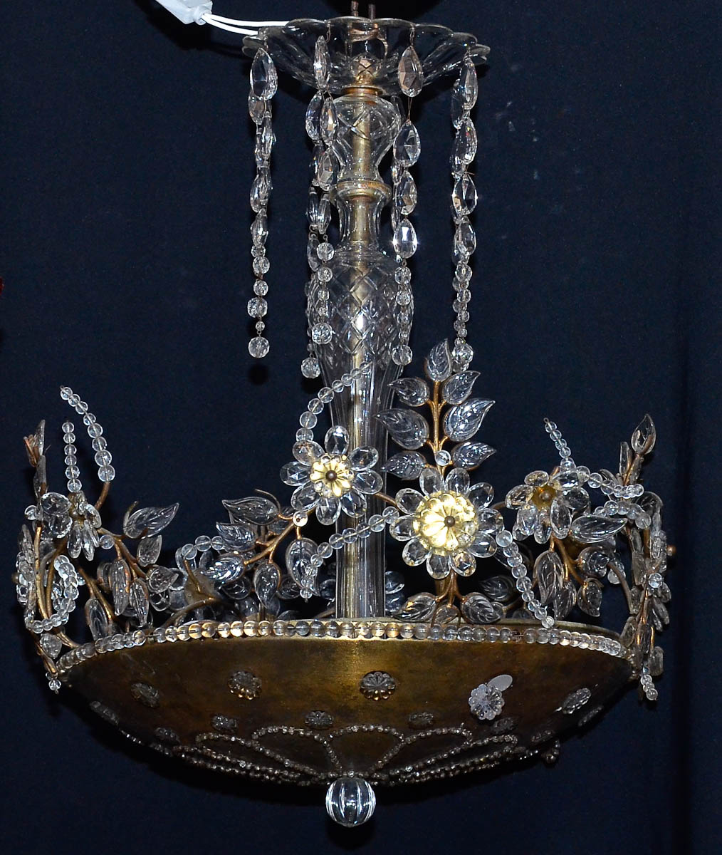Lustre de metal c/flores e pingentes de cristal. Alt. 85 cm; diam. 43...