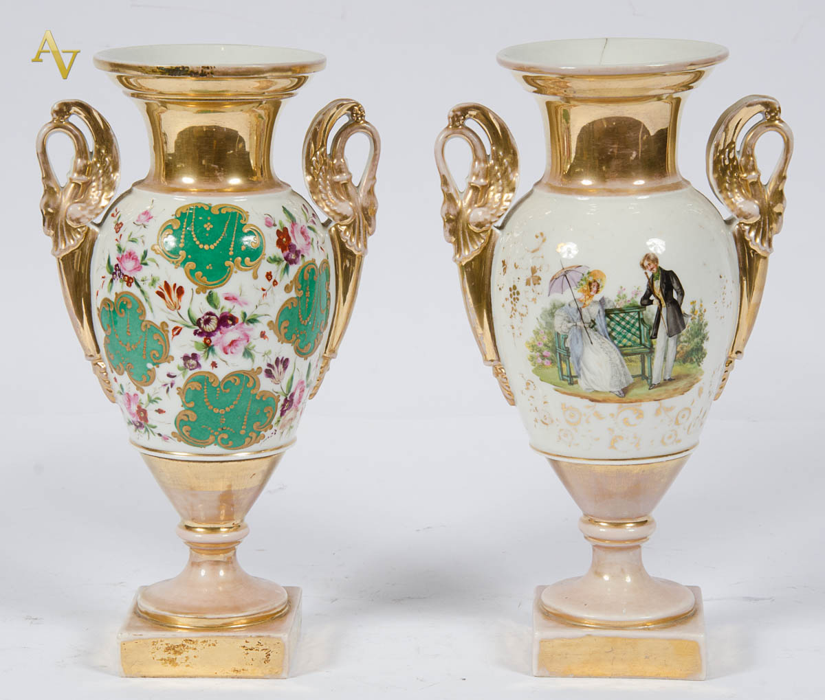 Par de ânforas de porcelana francesa dourada decorada com cenas...