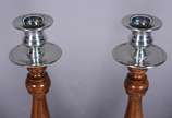 Par de castiçais John Sommers de metal e madeira. - Par de castiçais John Sommers de metal e madeira.