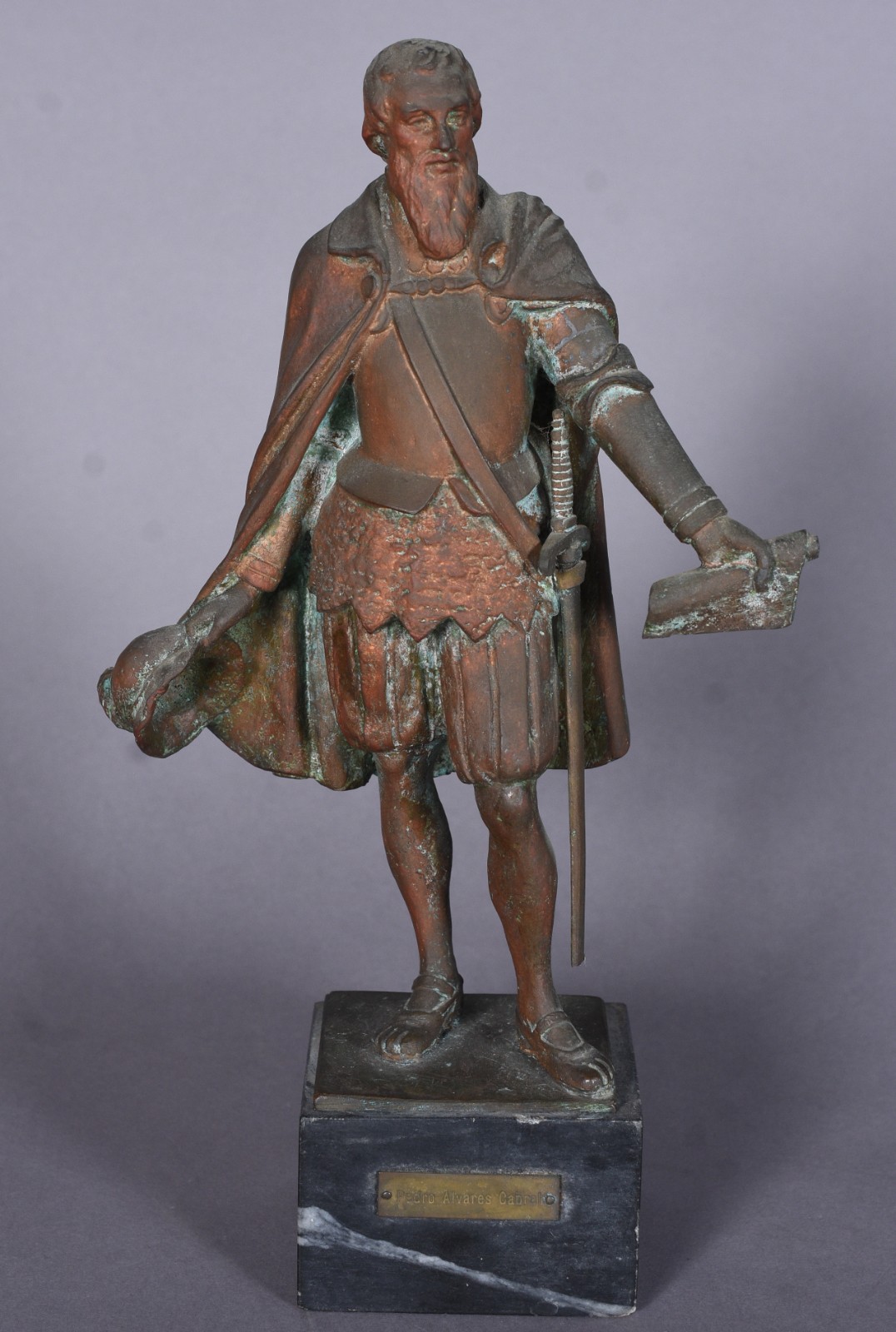 Estatueta de bronze representando "Pedro Álvares Cabral", base de... - foto 1 de 8
