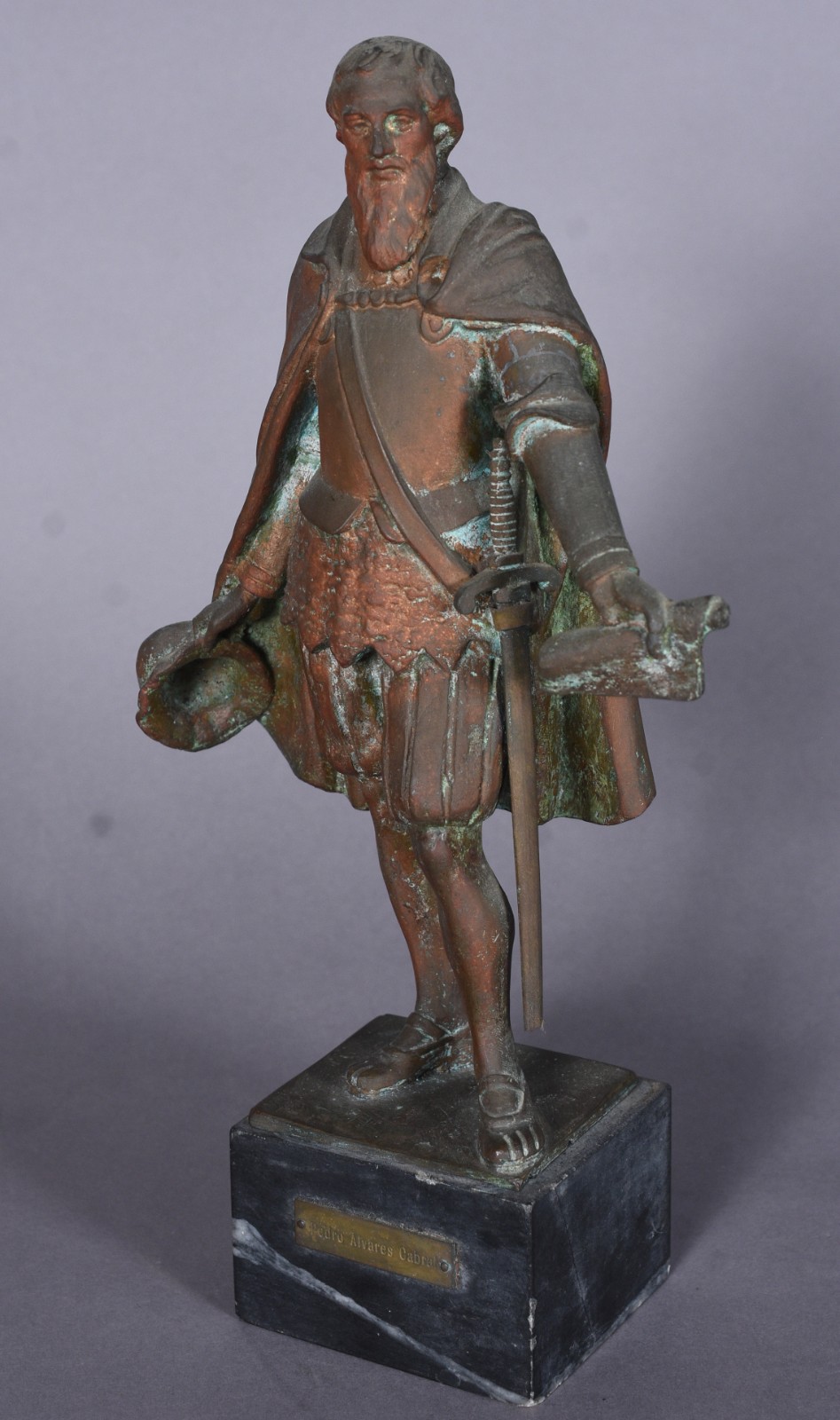 Estatueta de bronze representando "Pedro Álvares Cabral", base de... - foto 2 de 8