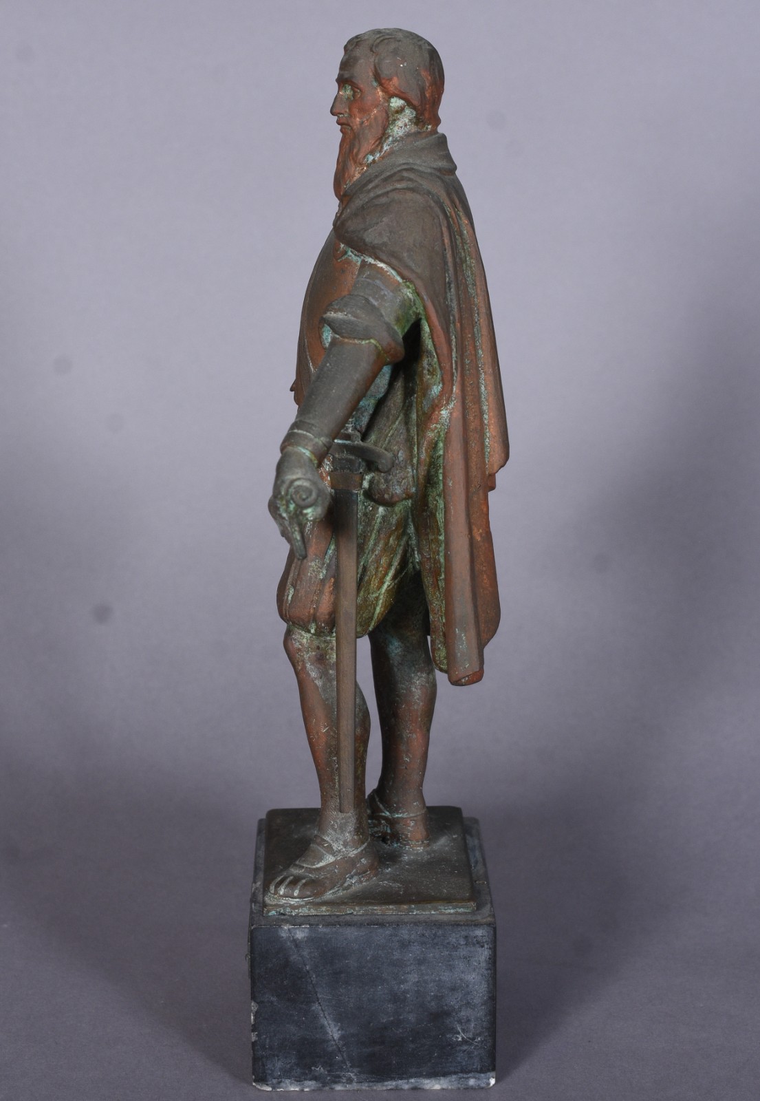 Estatueta de bronze representando "Pedro Álvares Cabral", base de... - foto 4 de 8