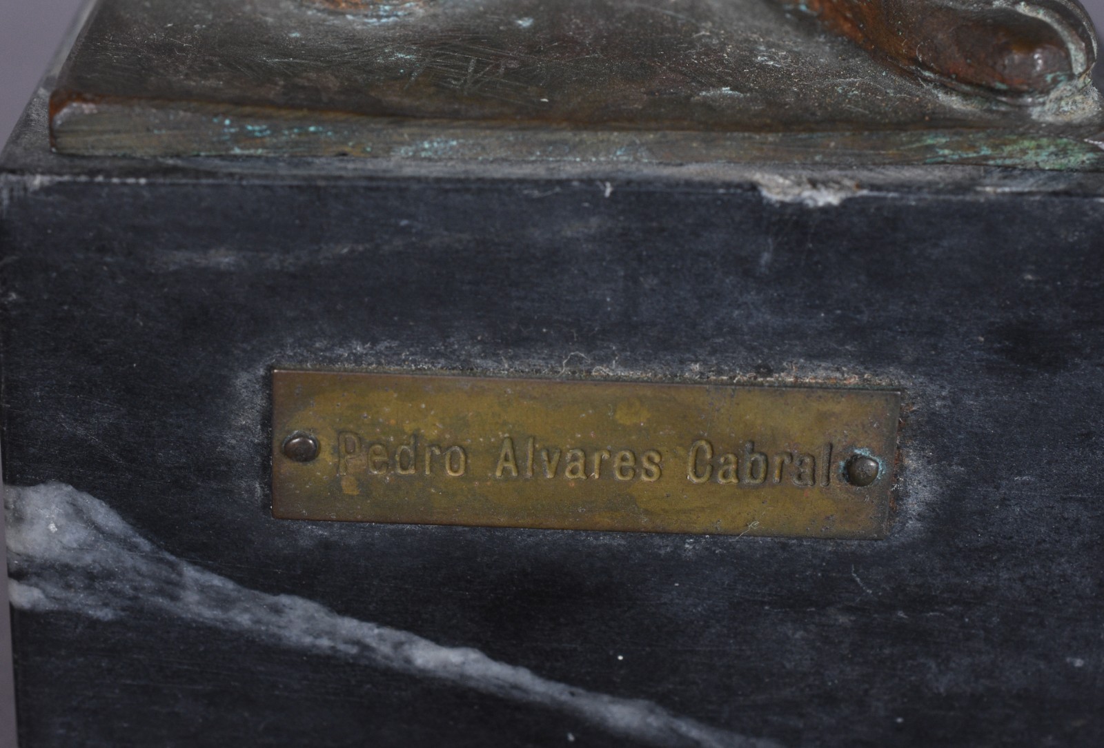 Estatueta de bronze representando "Pedro Álvares Cabral", base de... - foto 3 de 8