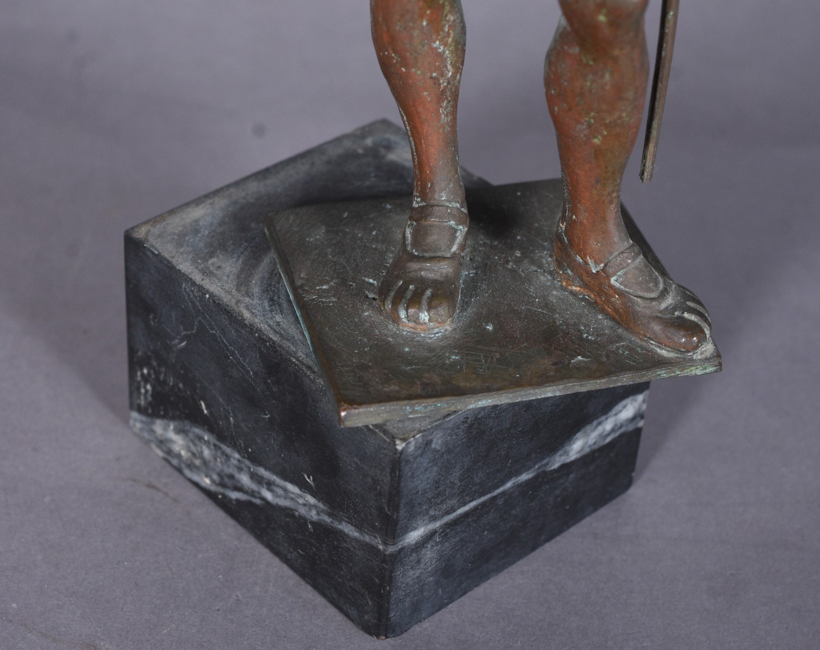 Estatueta de bronze representando "Pedro Álvares Cabral", base de... - foto 8 de 8