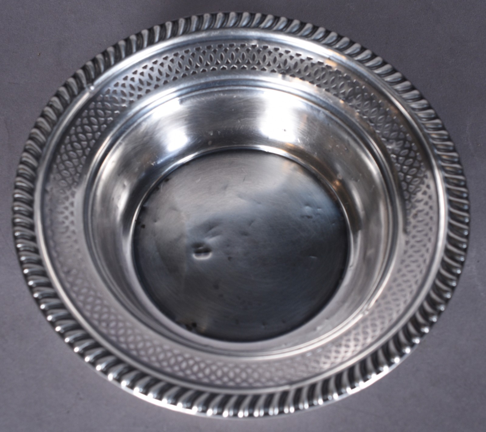 Bowl de prata Sterling com borda trabalhada, com amassados. Peso da... - foto 1 de 5