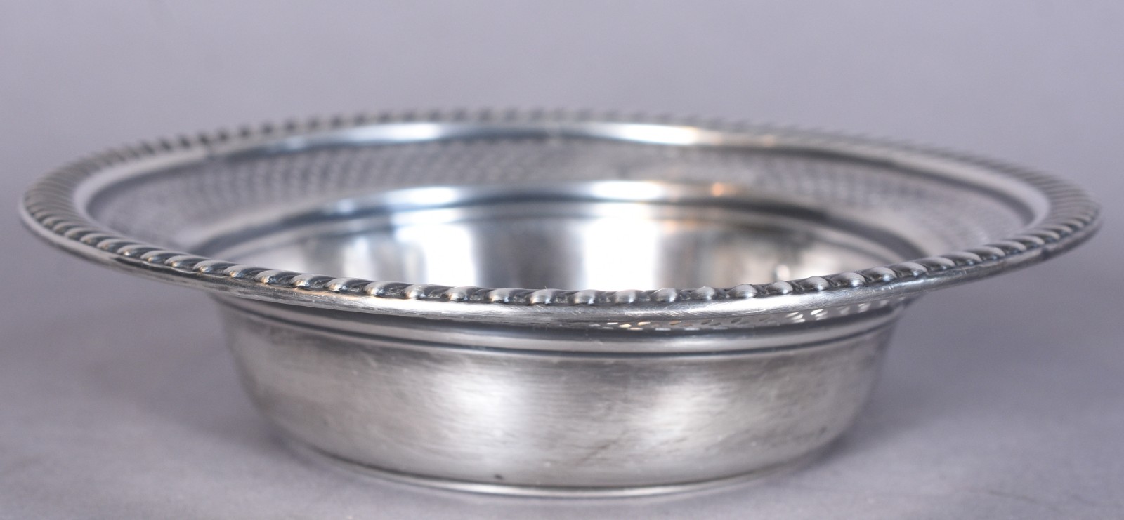 Bowl de prata Sterling com borda trabalhada, com amassados. Peso da... - foto 2 de 5
