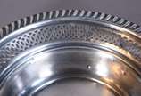 Bowl de prata Sterling com borda trabalhada, co... - Bowl de prata Sterling com borda trabalhada, com amassados. Peso da prata: 60 g.  (Por motivos de segurança a peça não se encontra na loja)