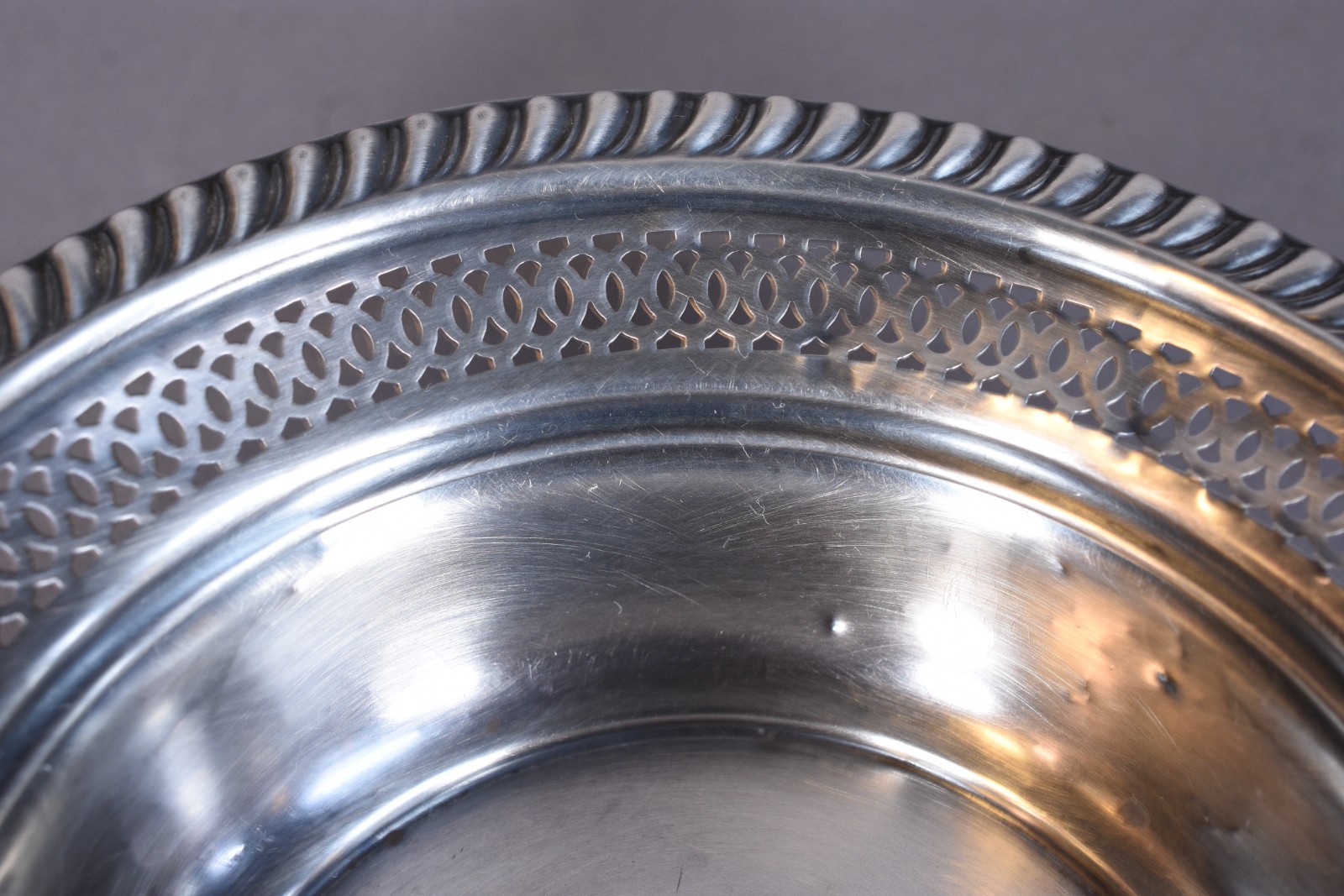 Bowl de prata Sterling com borda trabalhada, com amassados. Peso da... - foto 3 de 5