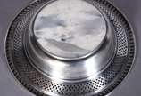 Bowl de prata Sterling com borda trabalhada, co... - Bowl de prata Sterling com borda trabalhada, com amassados. Peso da prata: 60 g.  (Por motivos de segurança a peça não se encontra na loja)