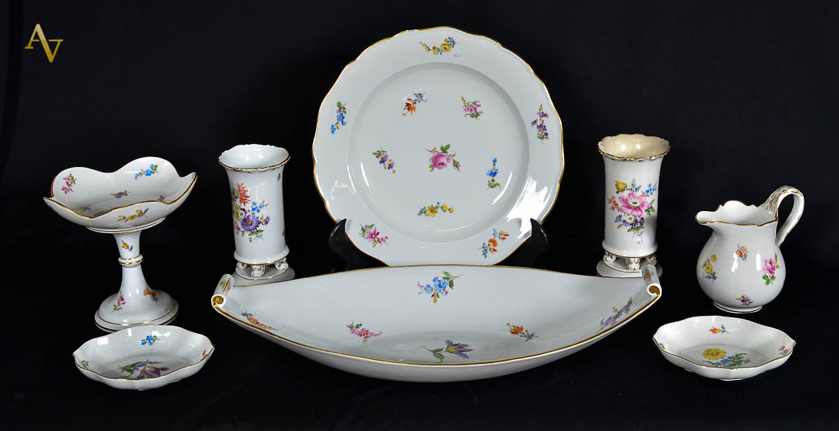 MEISSEN - Diversas peças de porcelana alemã, sendo fruteira...