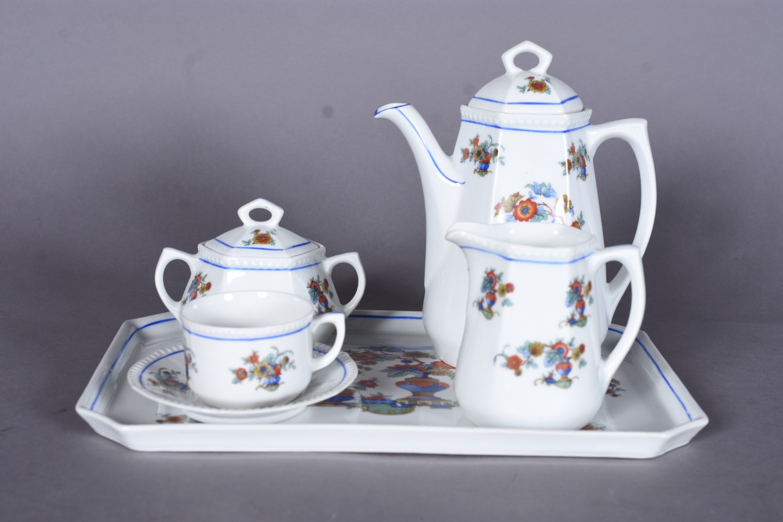 Tete a tete de porcelana com 5 peças, sendo: bule, leiteira... - foto 1 de 10