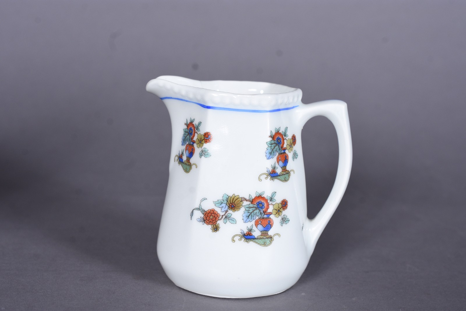 Tete a tete de porcelana com 5 peças, sendo: bule, leiteira... - foto 2 de 10