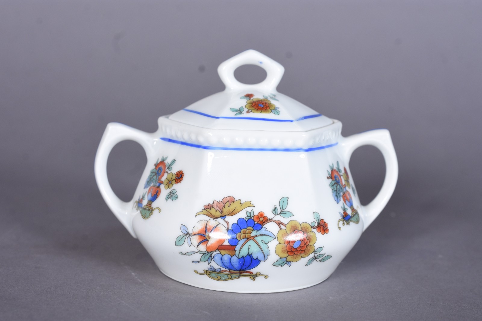Tete a tete de porcelana com 5 peças, sendo: bule, leiteira... - foto 3 de 10