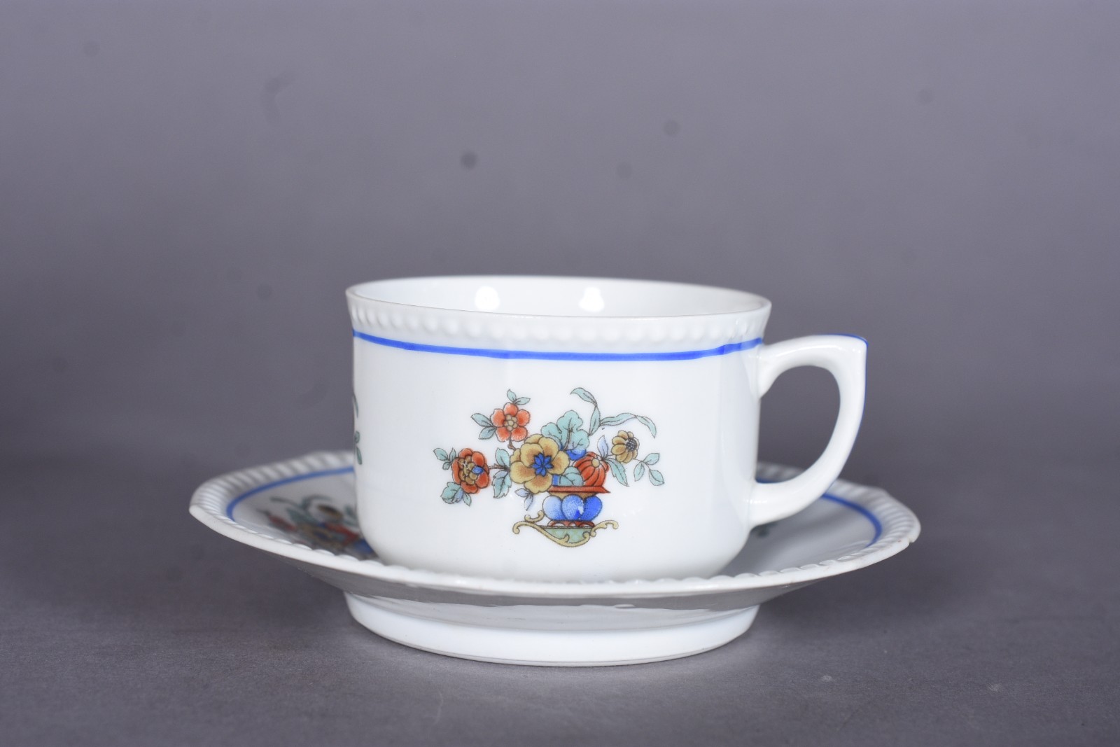 Tete a tete de porcelana com 5 peças, sendo: bule, leiteira... - foto 5 de 10