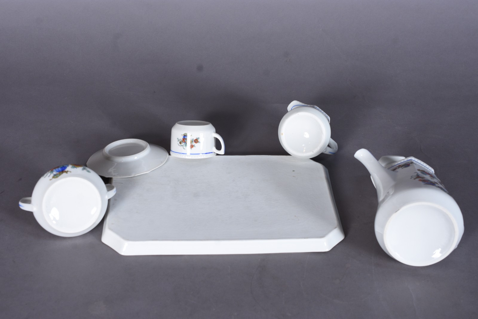 Tete a tete de porcelana com 5 peças, sendo: bule, leiteira... - foto 7 de 10