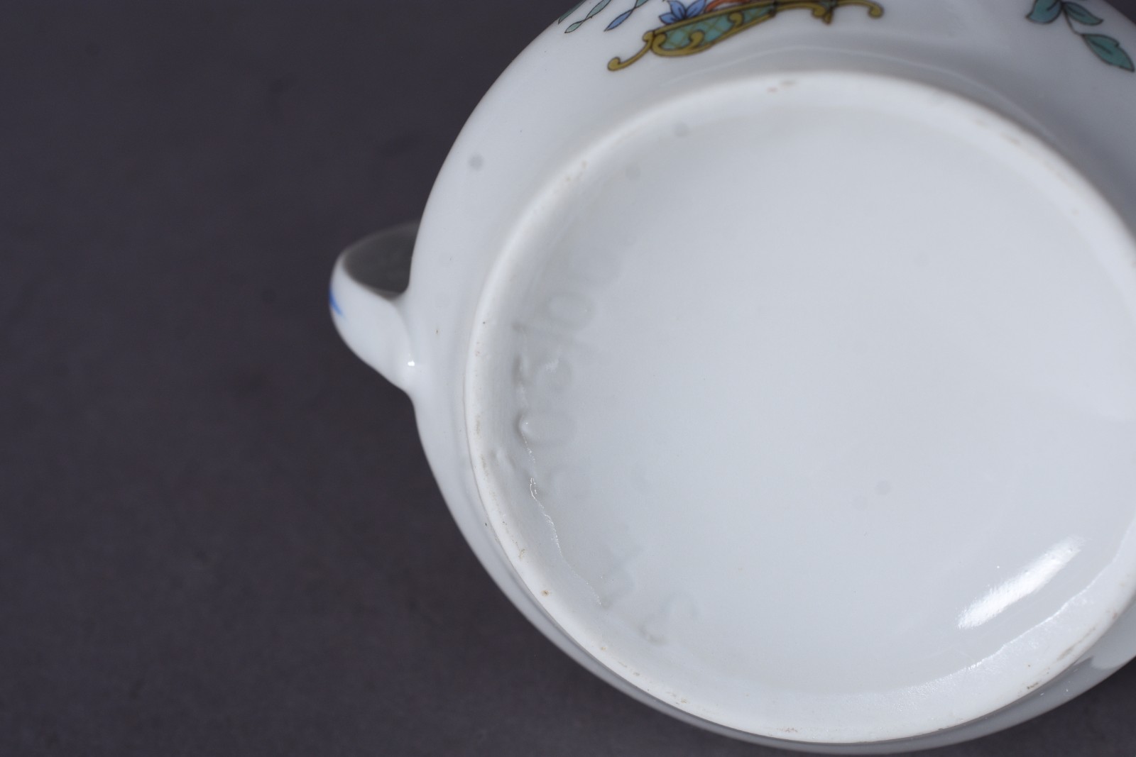 Tete a tete de porcelana com 5 peças, sendo: bule, leiteira... - foto 8 de 10