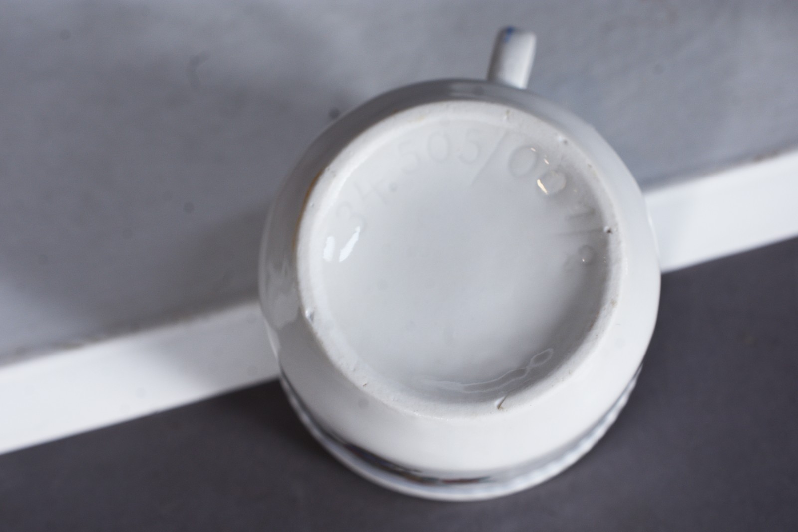 Tete a tete de porcelana com 5 peças, sendo: bule, leiteira... - foto 9 de 10