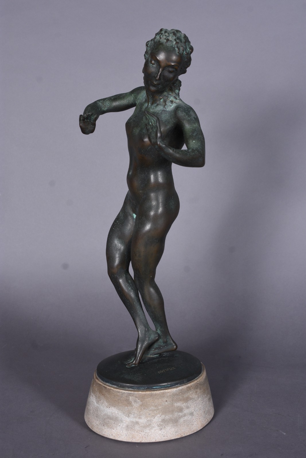Escultura de bronze representando figura feminina, assinada. - foto 1 de 8