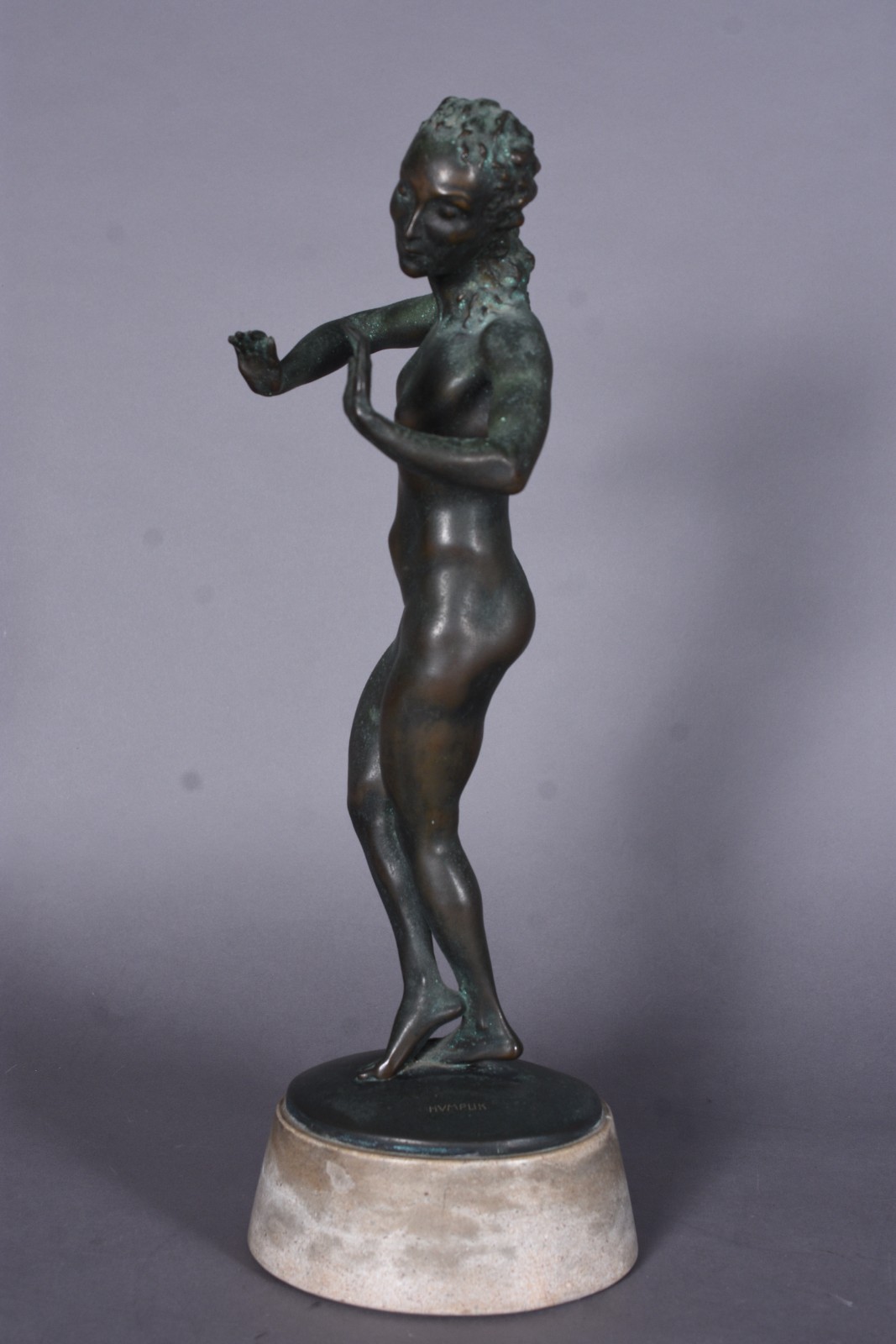 Escultura de bronze representando figura feminina, assinada. - foto 2 de 8
