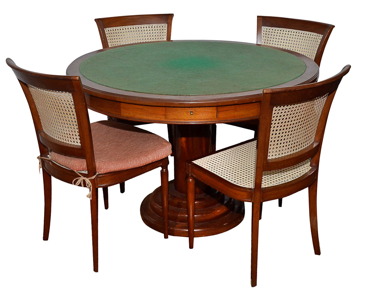 Mesa de jogo de madeira nobre, tampo forrado de feltro verde...