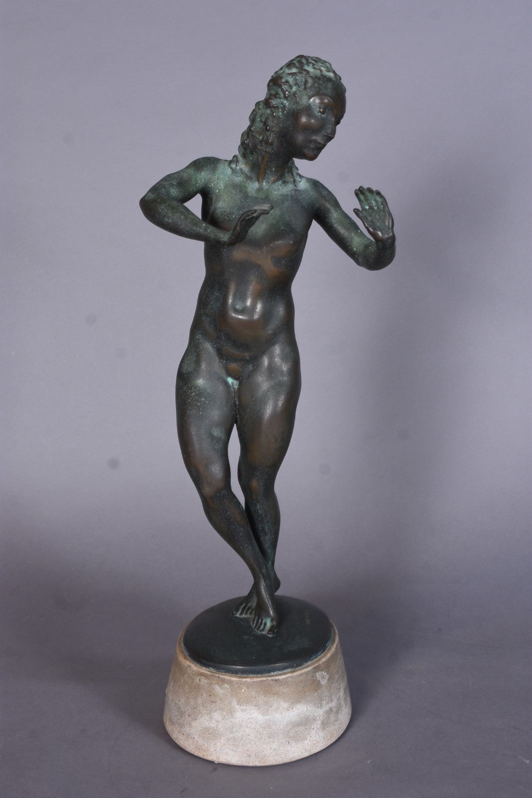 Escultura de bronze representando figura feminina, assinada. - foto 3 de 8
