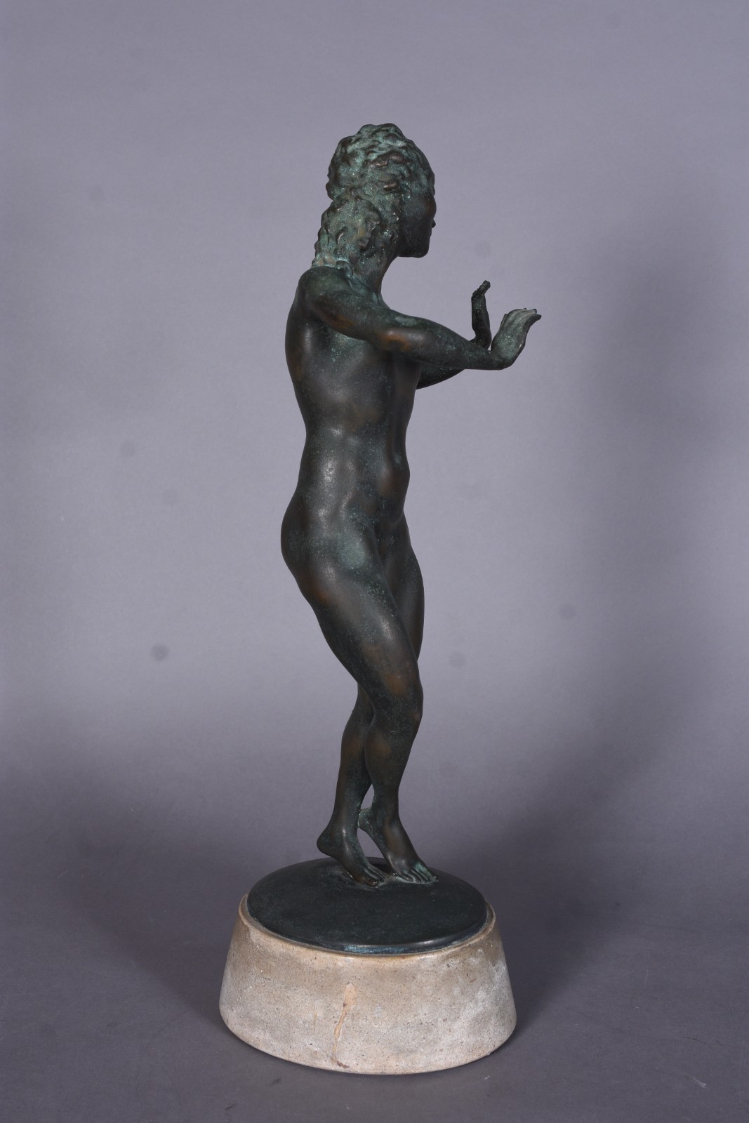 Escultura de bronze representando figura feminina, assinada. - foto 4 de 8