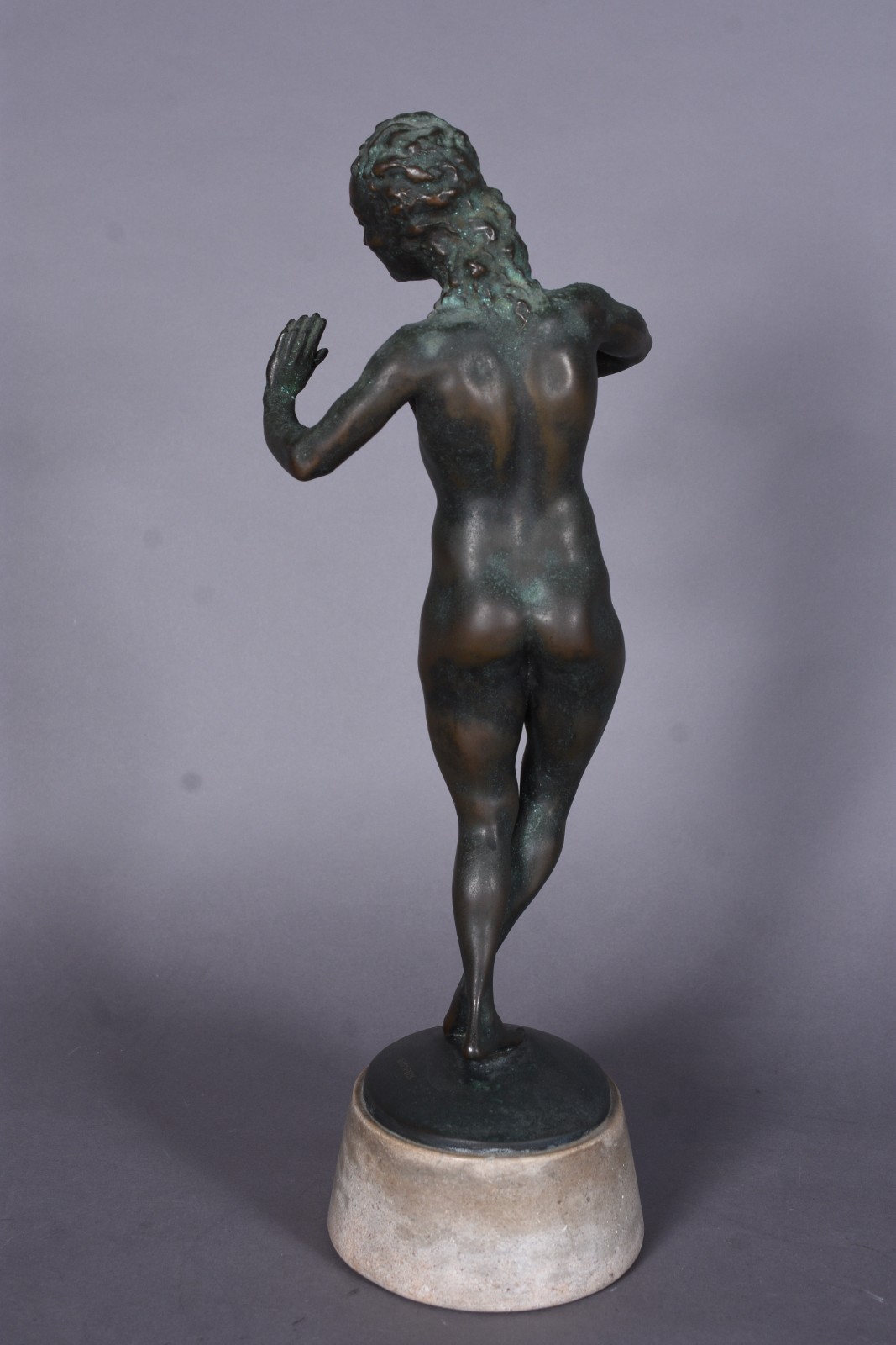 Escultura de bronze representando figura feminina, assinada. - foto 5 de 8
